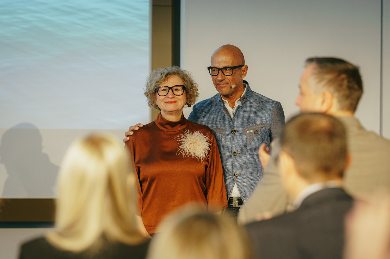 Birgit Aust bei ihrer Abschiedsrede auf der TVG-Jahrestagung: Mit klaren Worten, persönlichen Erinnerungen und einem eindringlichen Appell an die Reisebüros verabschiedet sich die langjährige TVG-Chefin von ihren Franchisepartnern. Alle Fotos: TVG
Die Bildunterschrift prägnanter formulierenDen persönlichen Abschied stärker hervorheben.
