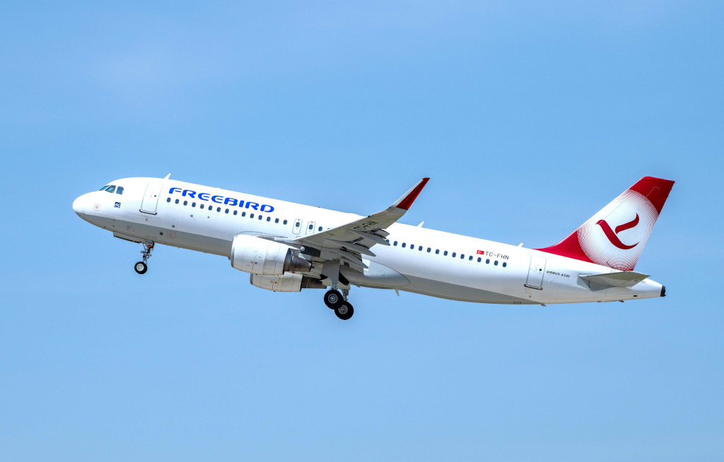Freebird Airlines dockt bei Traffics an