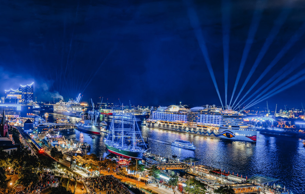 Aida paradiert und informiert im Hamburger Hafen