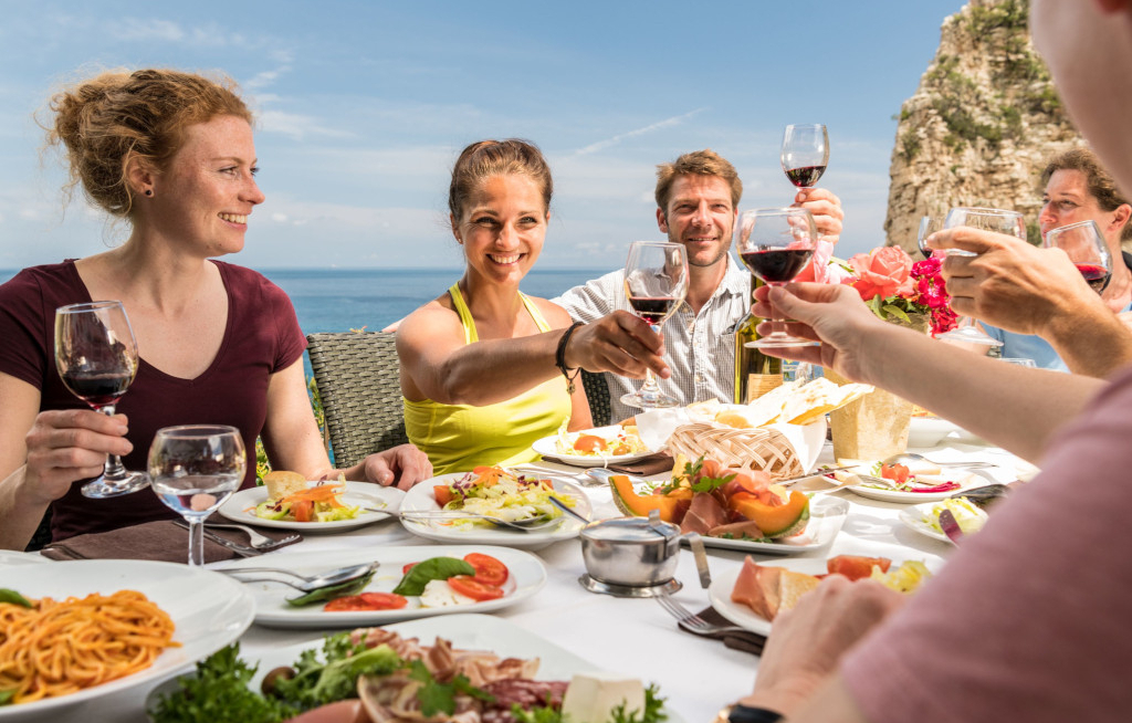 Wikinger-Gäste wandern und snacken auf neuen Reisen in vier Ländern