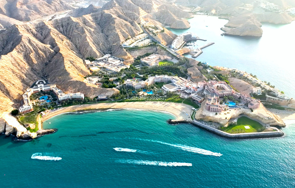 Hilton eröffnet Resort-Komplex mit drei Hotels nahe Maskat
