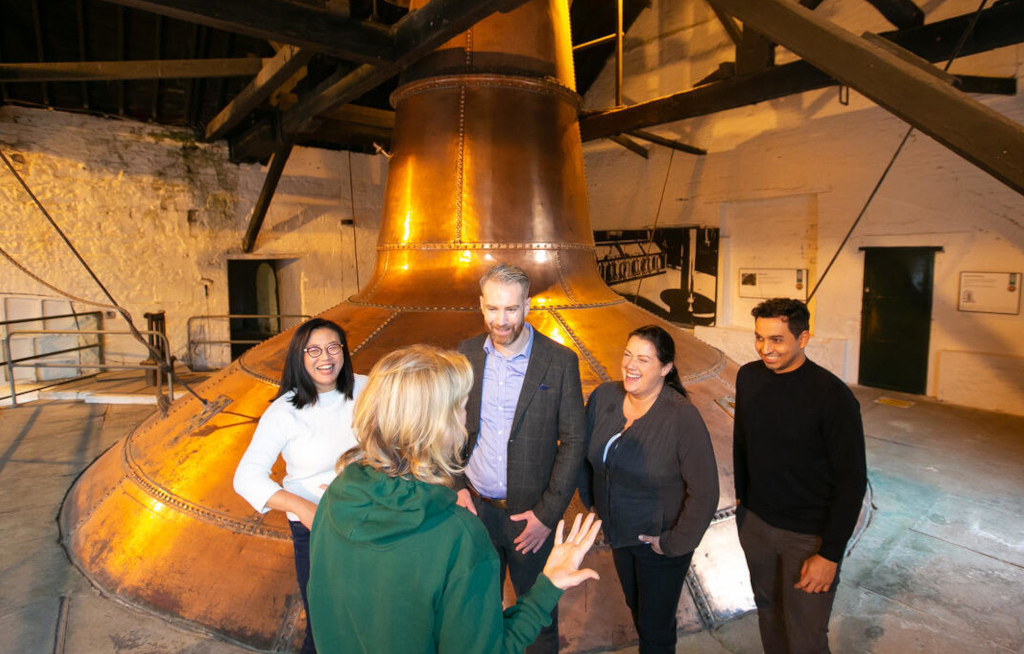 Irische Whiskey-Touren: Zwischen Geschichte und Genuss