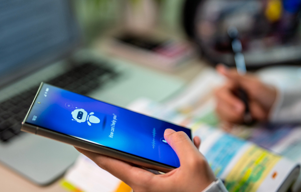 RTK erweitert KI-Assistent Toni um B2B-Voicebot