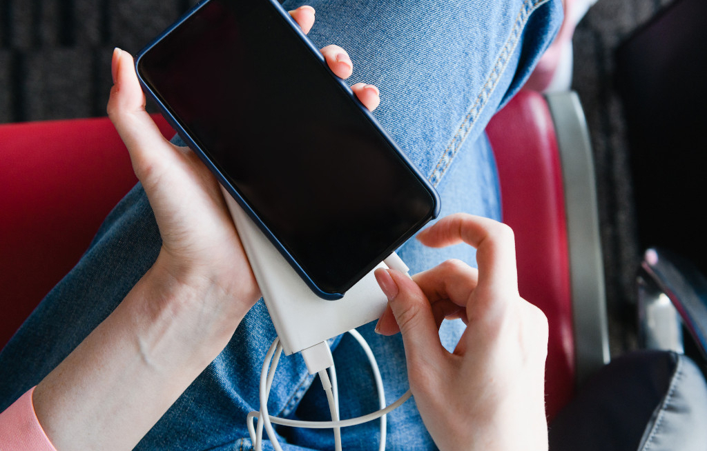 TÜV erklärt, worauf es bei Powerbanks im Flugzeug ankommt