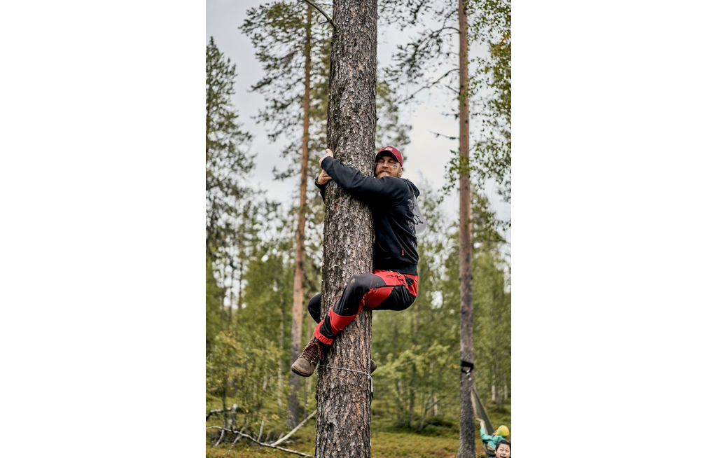 TreeHugging Weltmeisterschaften: Finnland feiert die innigste Umarmung der Natur