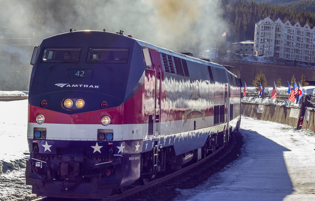 Zug fährt öfter in die Rocky Mountains