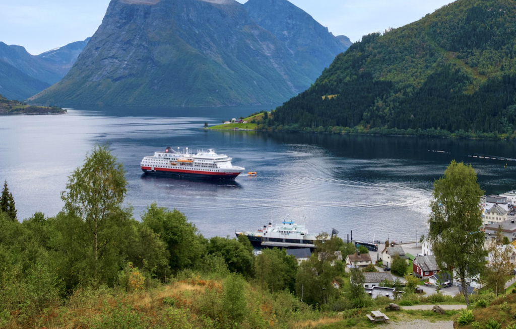 Hurtigruten startet mit zweitem Schiff in Hamburg