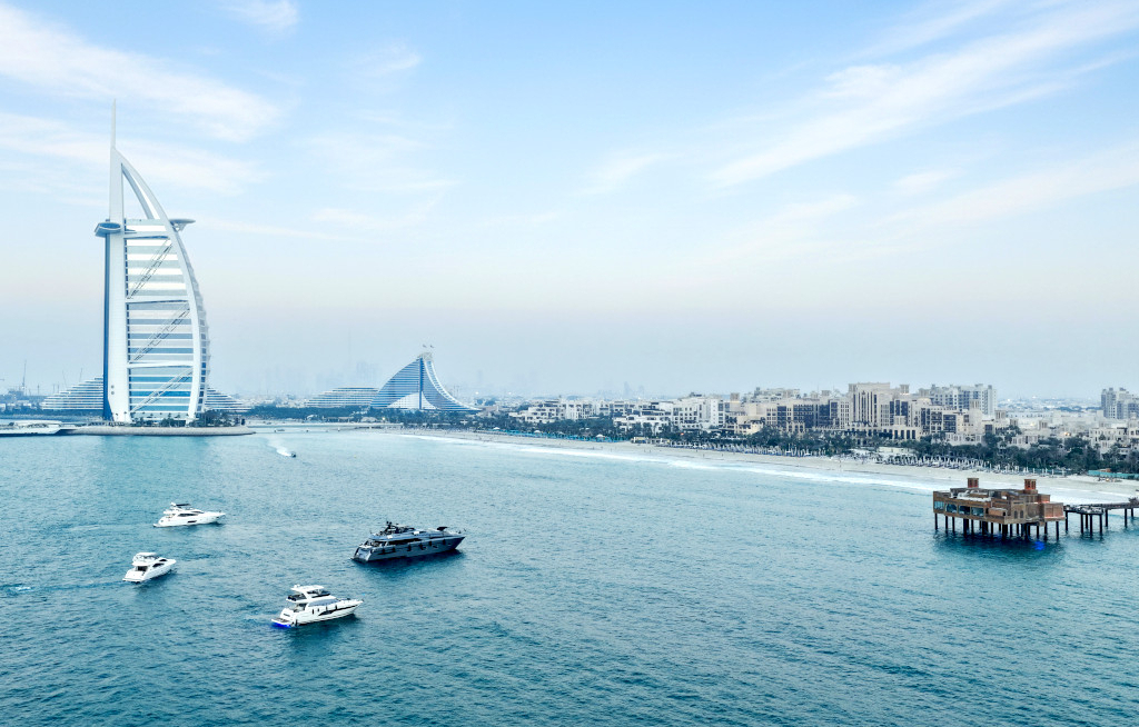 Jumeirah Al Qasr kombiniert Yachttouren mit Gourmetmomenten
