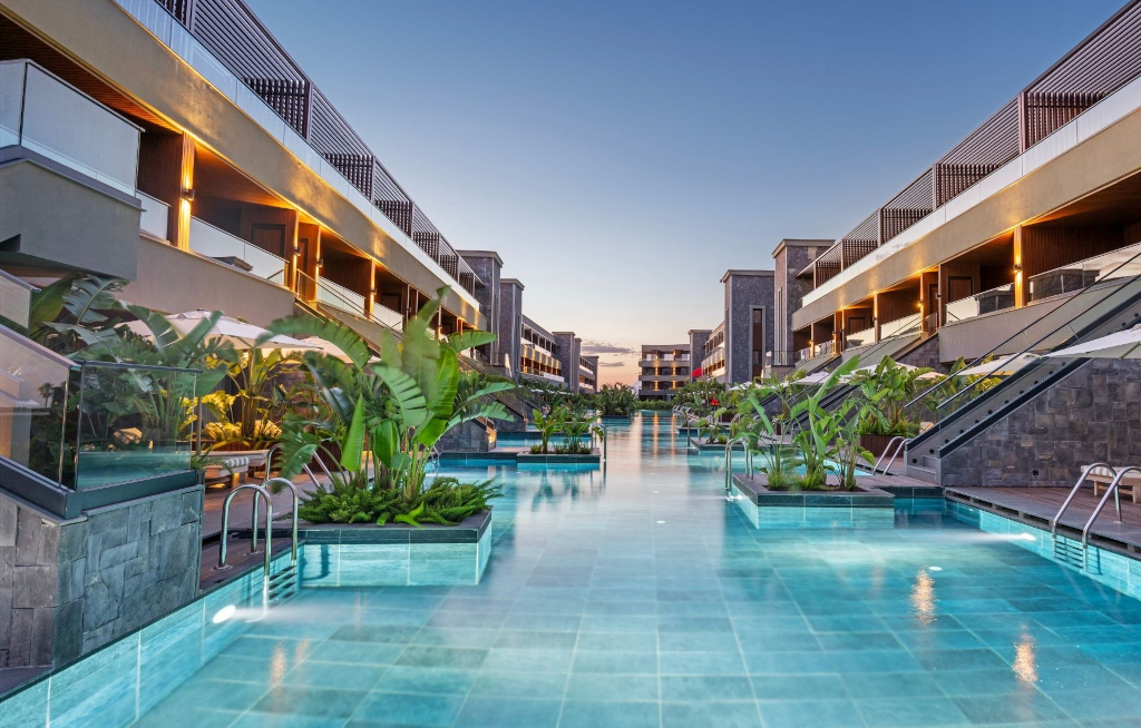 Alltours stellt Sommerprogramm 2026 auf Mega-Famtrip in Side vor