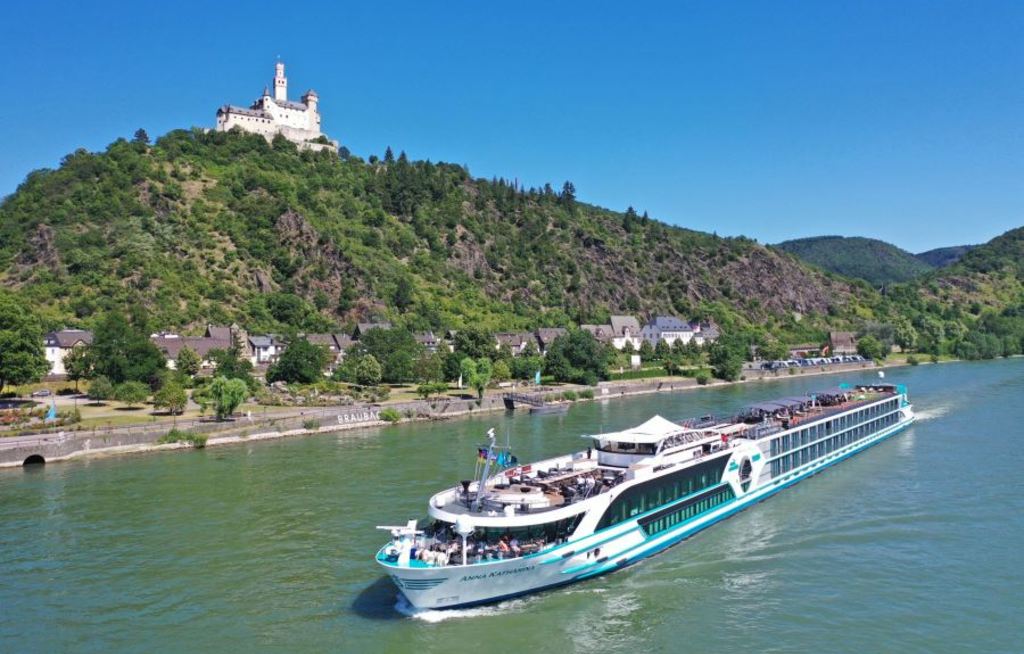 Phoenix Reisen tauft neues Flussschiff