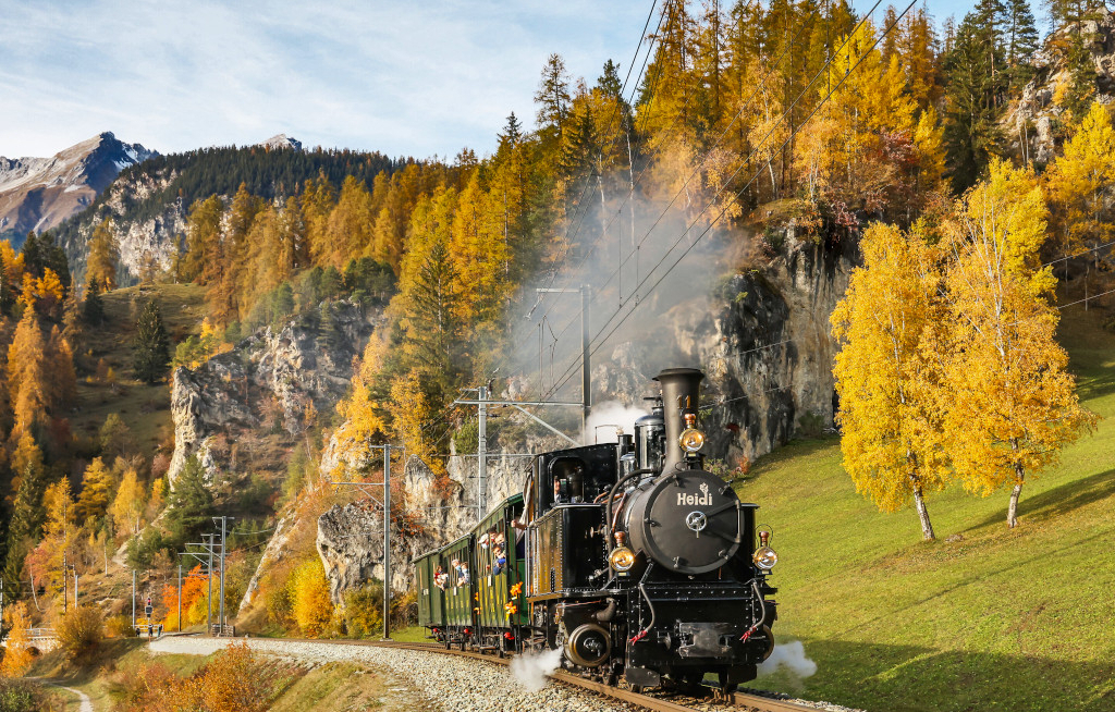 Rhätische Bahn dampft mit Lok „Heidi“ durchs Engadin