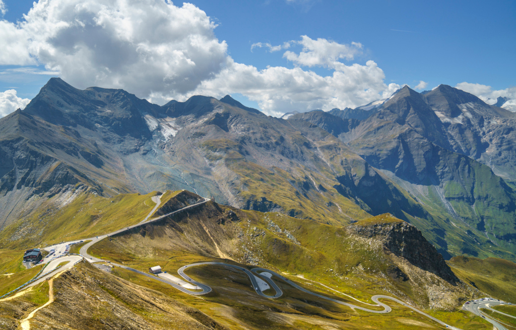 Sunny Cars lenkt den Blick auf spektakuläre Alpenpässe