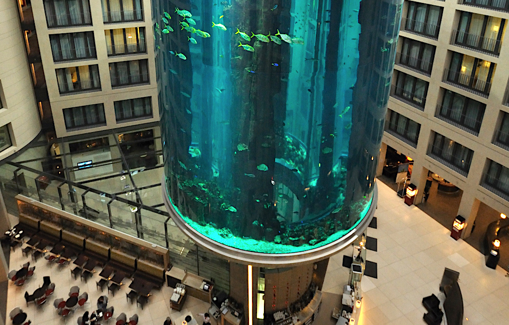 „AquaDom“ im Radisson Berlin zerstört