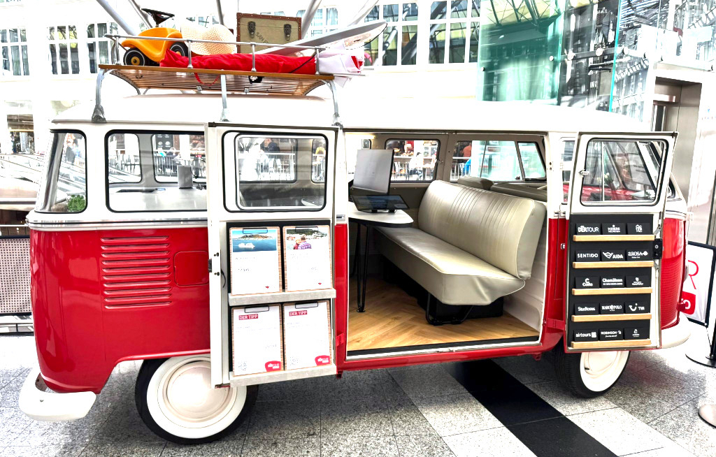 Dertour testet mobiles Reisebüro im Retro-Bulli