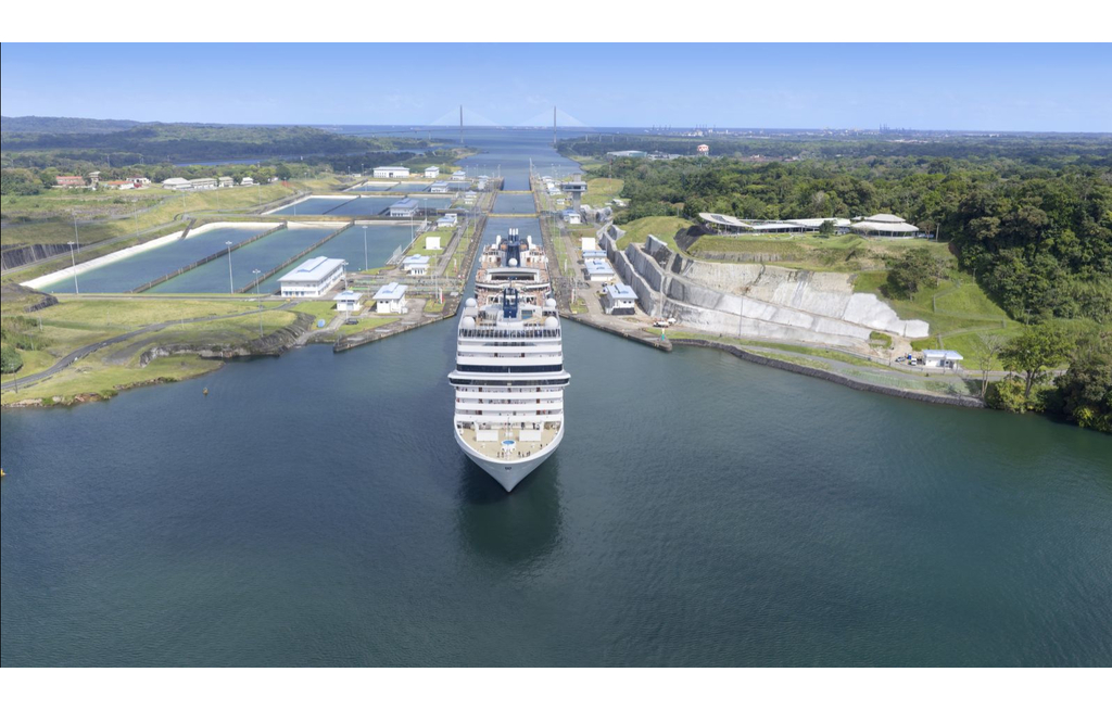MSC Magnifica passiert den Panamakanal auf Weltreise