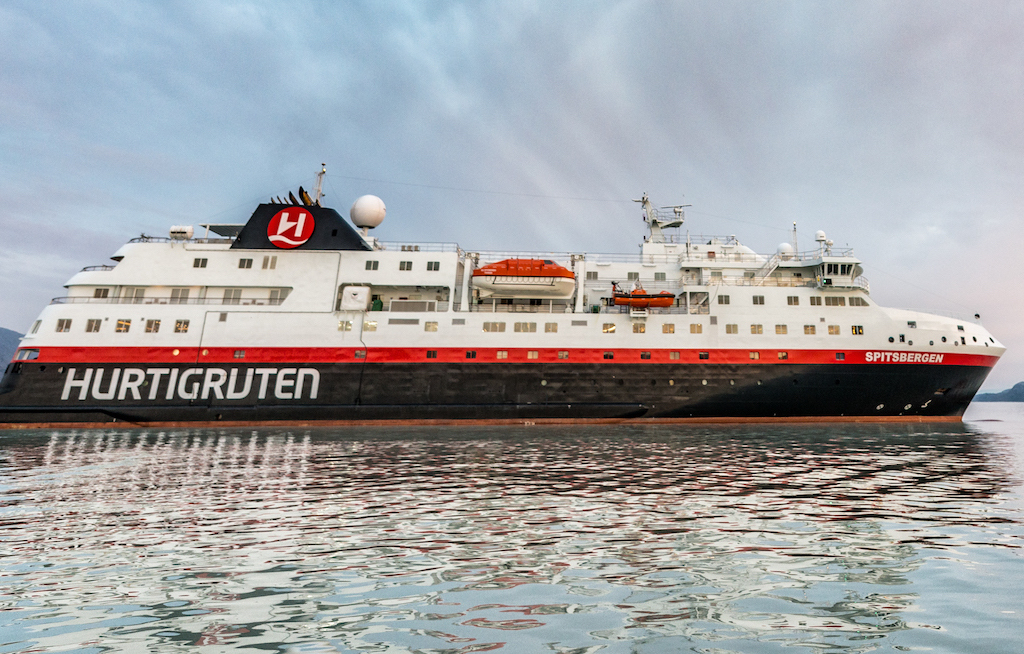 Hurtigruten kreuzt vor Westafrika