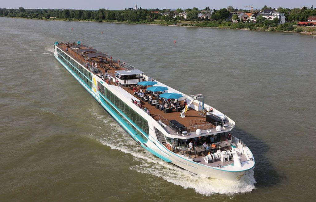 Phoenix Reisen tauft neues Flussschiff