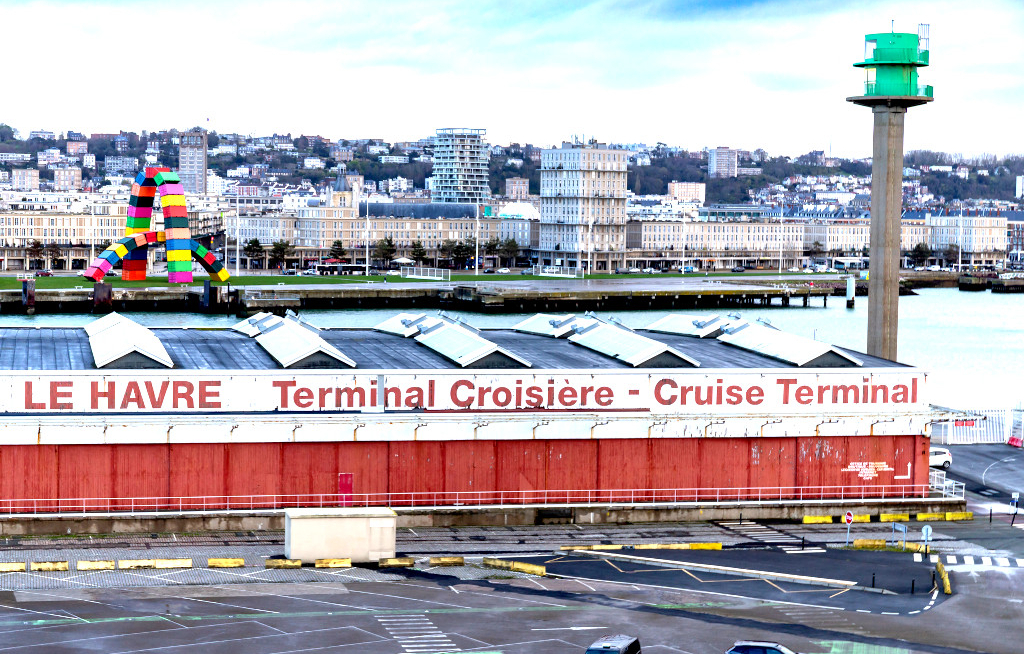 Sturmböen bringen Aida Perla in Le Havre in Bedrängnis