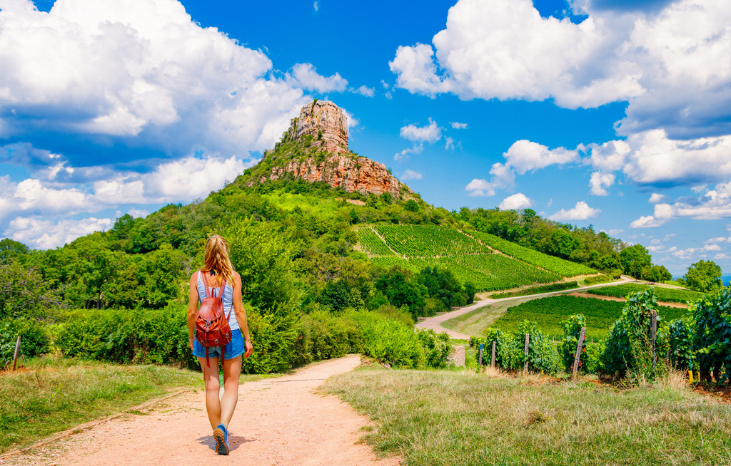 Burgunds Felsenlandschaft lädt zur Zeitreise durch Weinberge