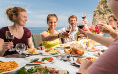 Wikinger-Gäste wandern und snacken auf neuen Reisen in vier Ländern