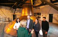Irische Whiskey-Touren: Zwischen Geschichte und Genuss