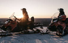 Mit elektrischen Schneemobilen durch Lappland