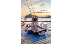 Yoga unter weißen Segeln bei Star Clippers