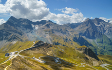 Sunny Cars lenkt den Blick auf spektakuläre Alpenpässe
