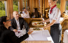 Rhätische Bahn lädt zu Gourmetfahrten mit Whisky-Tasting und Magie