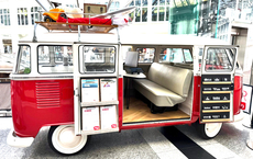 Dertour testet mobiles Reisebüro im Retro-Bulli