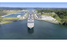 MSC Magnifica passiert den Panamakanal auf Weltreise