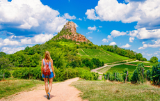Burgunds Felsenlandschaft lädt zur Zeitreise durch Weinberge