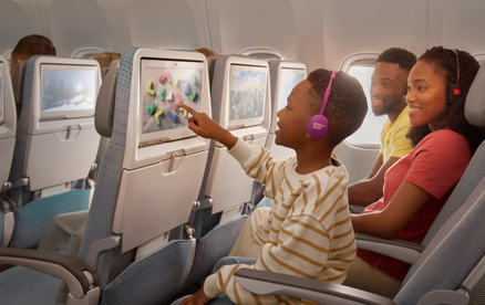 Emirates überrascht mit neuem Spielzeugsortiment für Kinder an Bord